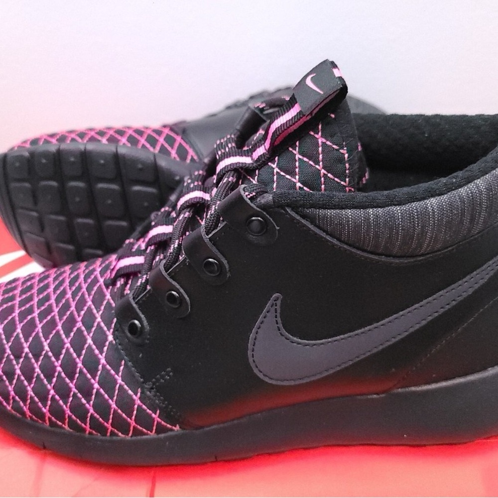 Nike women’s and girls Black and Pink Quilted Sneakers